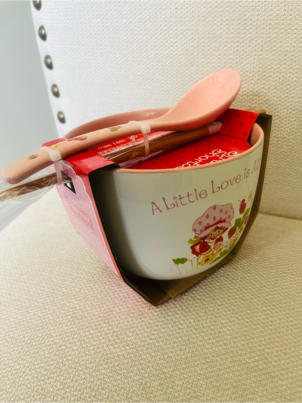 NWT Strawberry Shortcake ceramic bowl set, spoon & bamboo chopsticks. 20 oun.🍓🍓